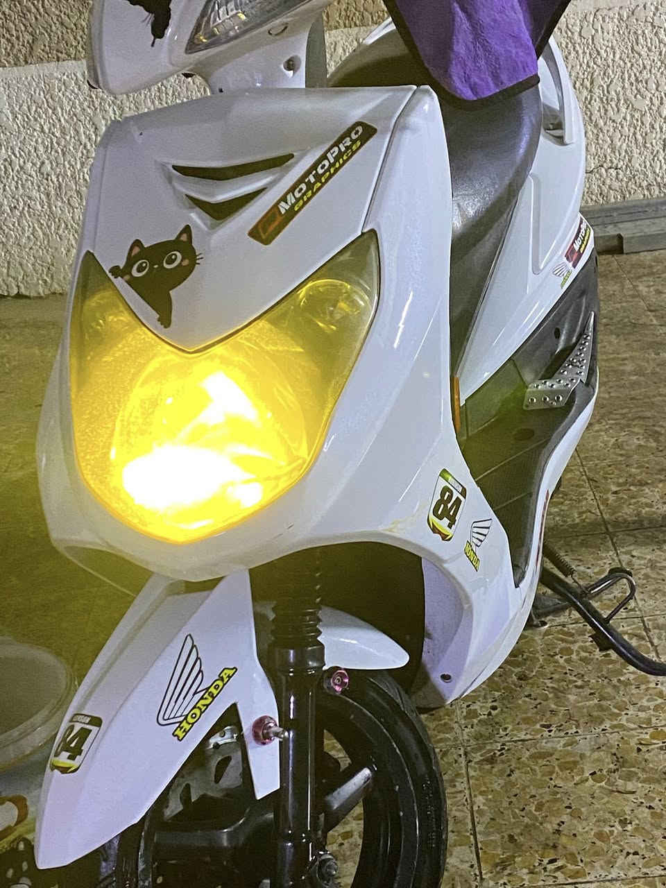 سلام عليكم سكنس فحل مكينه بلادي ببرغي ممفتوح بيها ولا بيه شي تجاري بيها كلجات رياضي لزوج بورقه ونص وبيها صارنصه كاربون رياضي ربع تايرات جدد كلبوات زنون حته لاشاير كهربائيات كلها شغاله تجيب فيتر وتجي وشلعه ومعدل تشك لكاع بيها سستم صوت تيربو لأصلي صوته يرج
السعر :800
الرقم:***********
