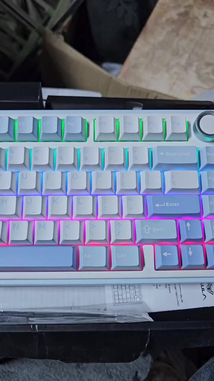 ⌨️ للبيع: كيبورد ميكانيكي احترافي – Tri-Mode
✨ تصميم أنيق وألوان هادئة (أزرق / أبيض)
🔹 يدعم 3 طرق اتصال:
Bluetooth
Wireless 2.4G
سلكي Type-C
🔹 تخطيط مدمج عملي (Compact) موفّر للمساحة
🔹 مقبض تحكم (Knob) للتحكم بالصوت أو الوظائف
🔹 أزرار ميكانيكية مريحة للكتابة والاستخدام الطويل
🔹 مناسب للكمبيوتر، اللابتوب، والتابلت
🔹 يعمل على Windows / Mac
***********
