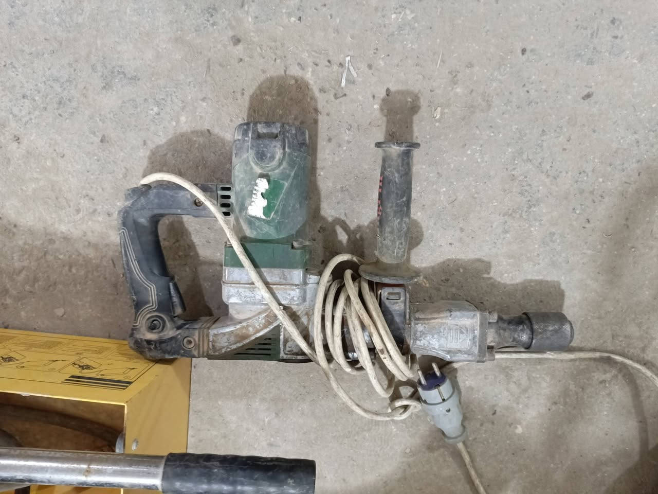 للبيع دريل تكسير عدد 2 ب 35 الف
جك همر كبير 1 ب 50 الف
شغالات على الفحص 
يتوفر توصيل ب 5000
***********
