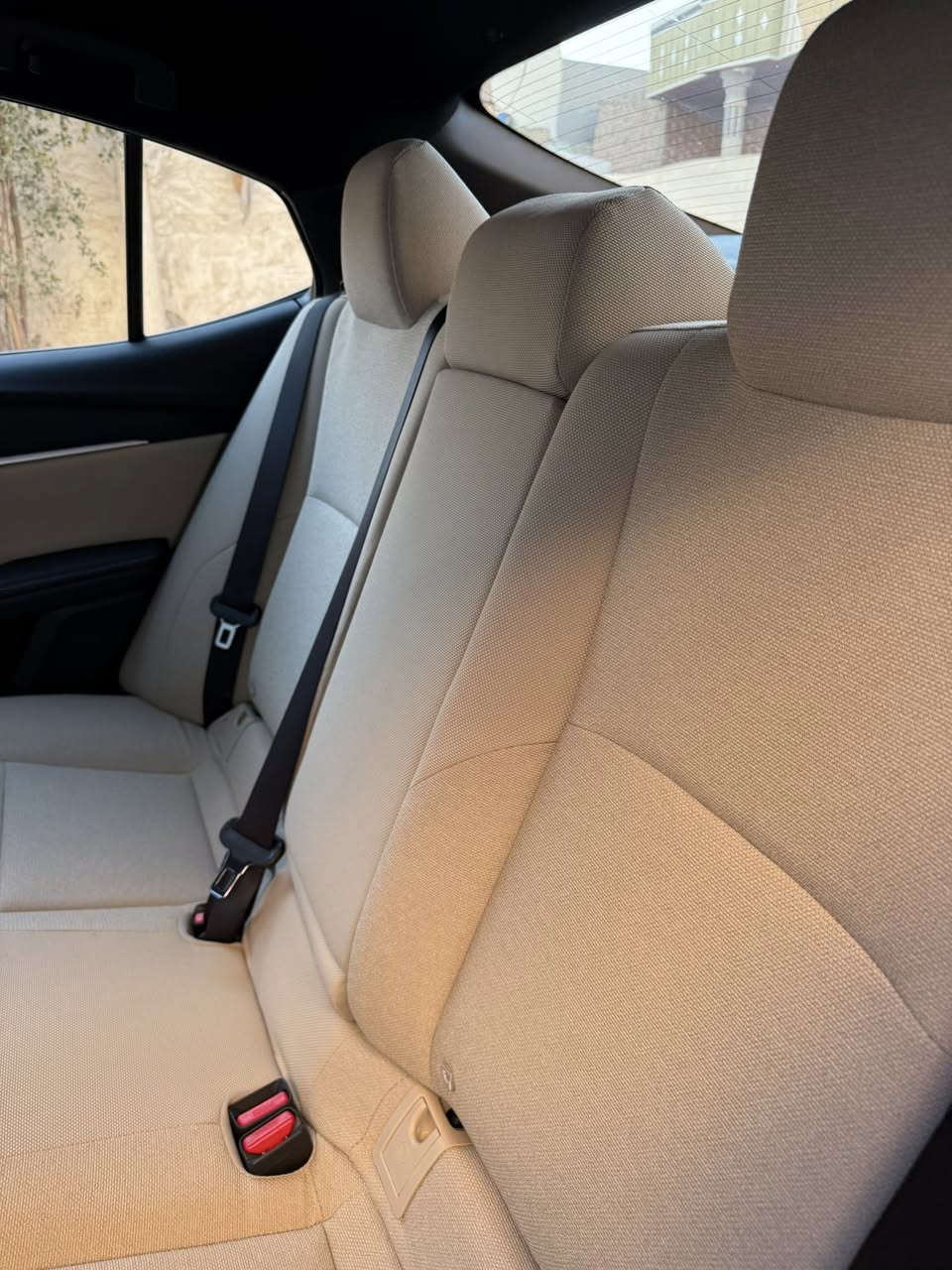 السلام عليكم كامري شركه عبد اللطيف  هايبرد بعدها على وضع الشركه فول مواصفات مكان السياره الحبانيه رقم صاحب السياره ***********
