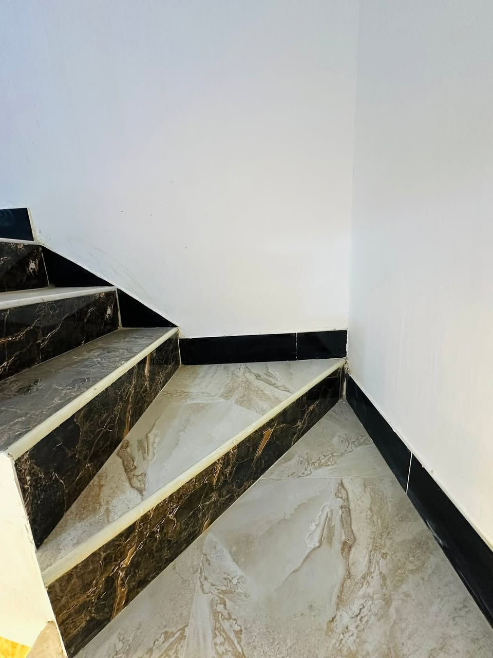 دار سكن للبيع 📍حي حي الأمام المهدي  مطلوب أسكان ٤٠🎈
* المساحة البناء : 100 م²
*بناء حديث غير مسكون سابقأ
* غرفة نوم
* صالة
* استقبال
* مطبخ
* صحيات داخلية وخارجية
*منور 
الطابق الثاني:
* صالة
مكتب النجيماوي📍حي المعلمين مقابيل مطعم كوخ السلطان 
***********
