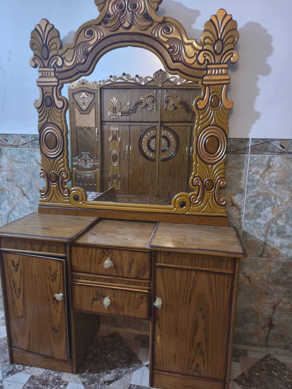 السلام عليكم غرفه اخشاب كامله ابد ما مستعمله سعره 750او بيه مجال  ‏‪***********‬‏
