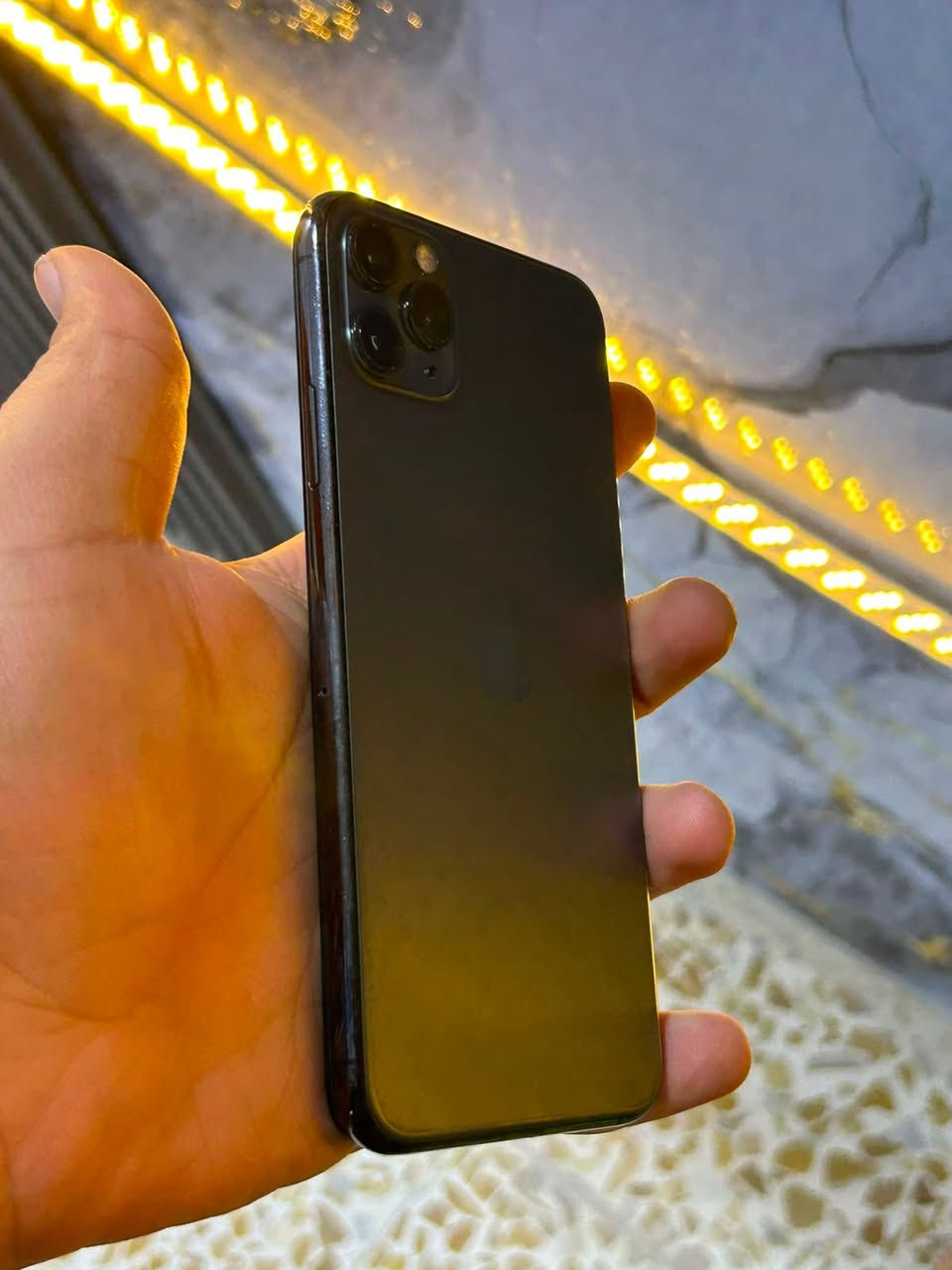 سلام عليكم 
iPhone 11 Pro Max 
ذاكرة 256
بطارية 100 قطارة شحن 
مبدل شاشة شرط GX اصلية 
فيس ايدي واكف 
تك سيم 
جهاز نضيف كدام العين
ما ناقصو اي شي كلو شغال 
بيع فقط
سعر 250 وبي مجال 
استفسار اكثير اتصل
***********
مكاني موصل ايسر
