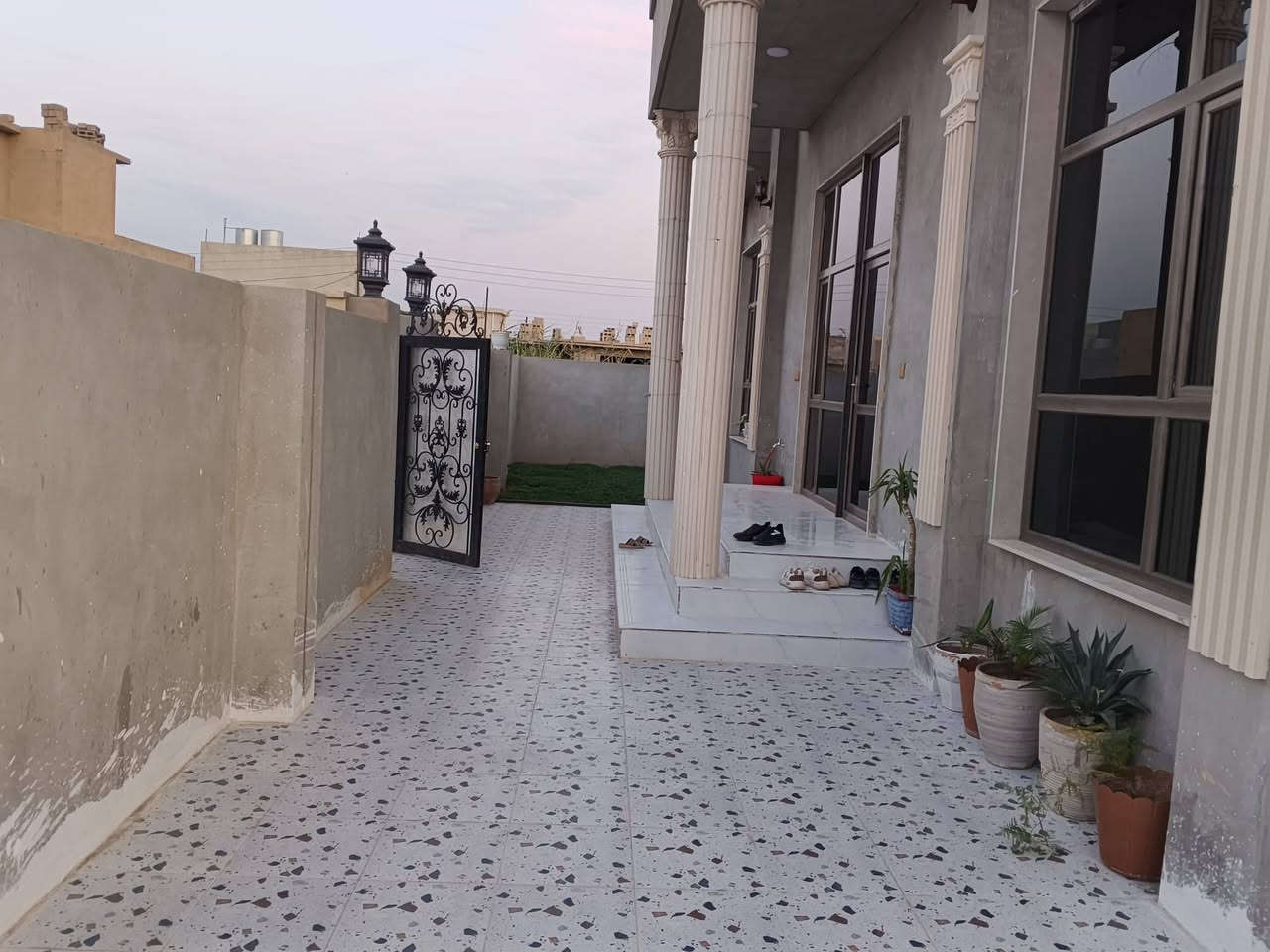 بسم الله الرحمن الرحيم
دار ركن  مساحته ٨٦٠ متر كامل مواصفات يتكون من ثلاث غرف نوم مع استقبال كبير وهول كبير ومشتملات داخلي وخارجي مع حديقة بمساحة ٦٠٠ متر وحديقة صغيرة من الجهة الثانية سيراميك جداري مع أرضية بورسلين أبواب وشبابيك درجةٍ أولى نظام دكتات شوارع صب كهرباء ماء بااسمي  العنوان مجمع الحياة قرب الحسينية 
***********
