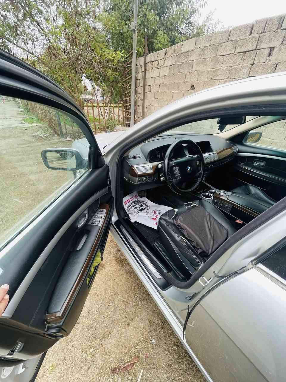 السلام عليكم اخوان
السيارة للبيع فقط باخرة 750Li موديل 2005 وارد يابان رقم مميز 
مواصفاتها معروفة مثل ما راح تشوفون فيديواتها بيها طخة مثل ما موضح اضافة الى بعض النقوصات 
السعر 135$ وبيها مجال للشراي للاستفسار ***********
