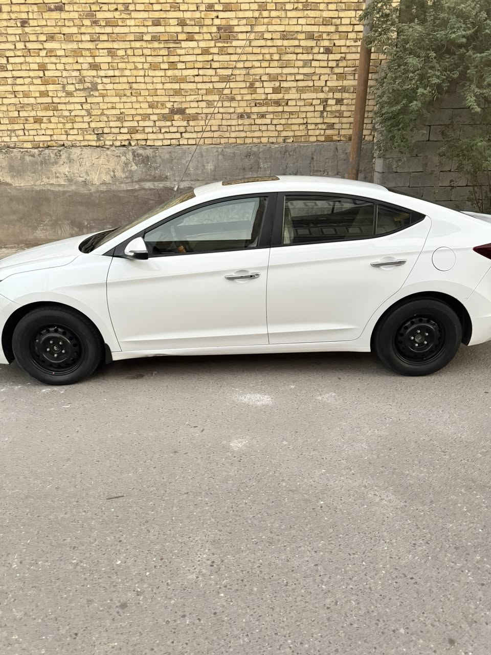 سلام وعليكم النترا خليجي مديل 20  سياره جاهزه ونضيفه فول مواصفات بصمه وفتحه وتحكم ٤ وضعيات قياده مناقصه شي  السياره بيه بارد فقط بدون صبغ بدون تبديل رقم بغداد السياره سعره 155 وبيه مجال مكاني البصره القبله اتصال فقط 
   ملاحضه :السياره حره تريد وكاله تريد تحويل ***********
