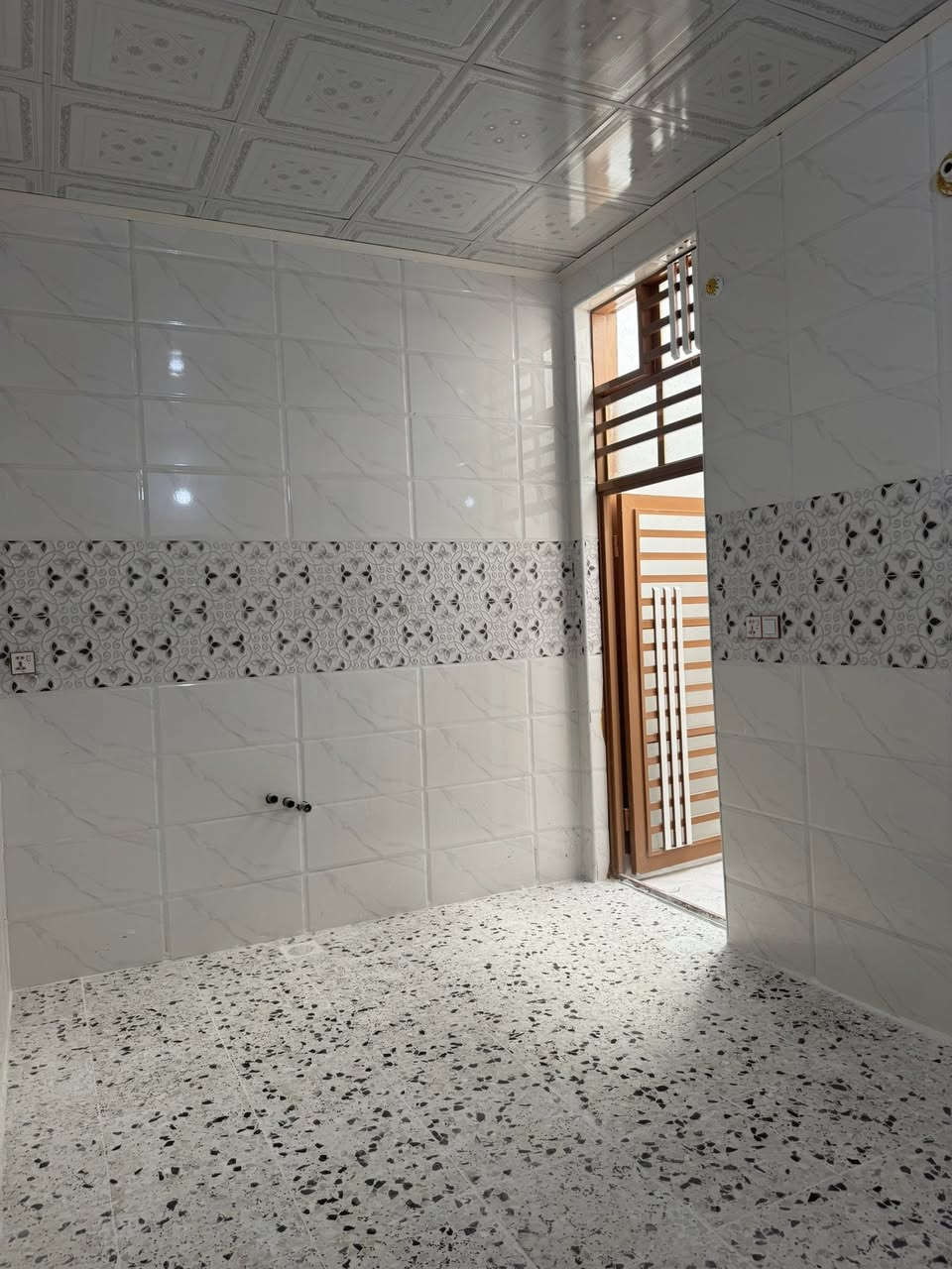 سلام عليكم بيت 100متر 5في20 طولانيه بناء جديد بناء طابوك نهروان صبه كونكريت فوك وجوه البيت مكون من غرفه وصاله ومطبخ رستقبال وطارمه وصحيات كاشي وسيراميك كهرباء وماي ومجاري البيت شارع عشره تبليط البيت طابو صرف بناء درجه أولى مكان البيت نجف حي العسكري مدارس قرب الادله الجنائية مابيع البيت على مصرف العقاري الاستفسار عن الرقم ***********
