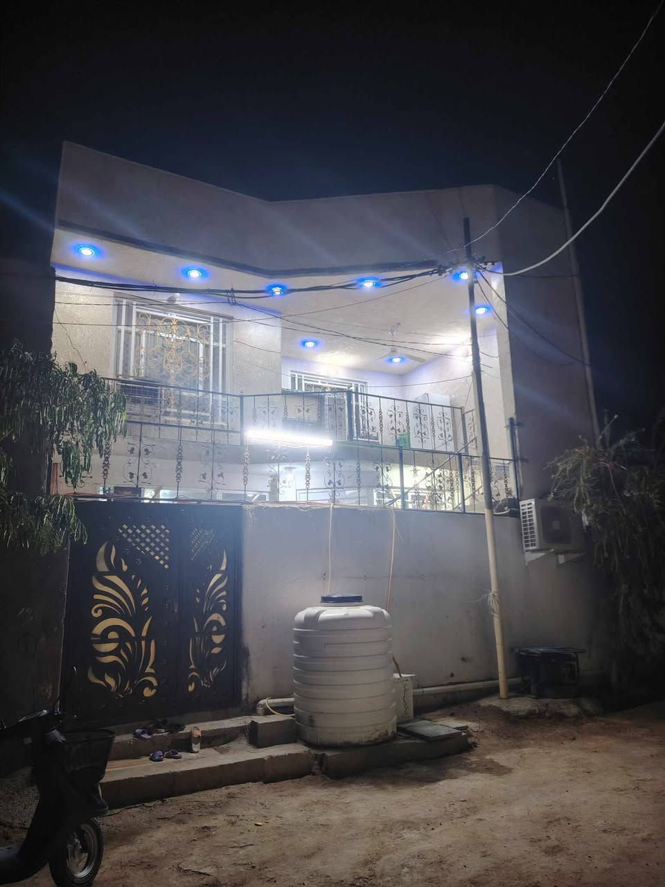 السلام عليكم دار للبيع المكان كربلاء مقابيل جامعة وارث الأنبياء طريق بغداد كربلاء عمود 115 منطقة العوينة البزل الرئيسي مساحة الدار 120متر تحت البناء طابقين سند 25 قرار محكمة يحتوي الدار على 3غرف نوم وصالتين واستقبال كبير ومطبخ وحمامات داخلية وخارجية عدد 3 السعر 90 مليون وبي مجال كلش بسيط لشراي للستفسار الاتصال على الأرقام التالية /*********** /***********
