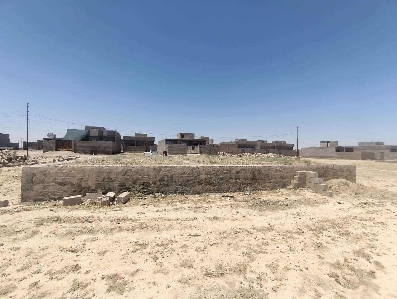 بناء وخريطة درجة اولى
يحتوي على حديقة وكراج ومطبخ حار وبارد وهول واستقبال
وبالوسط صالة داخلية ودرج ومنور حول نص البيت
 ومجمع صحيات ومنور ثاني  وغرف نوم عدد 2

موقع القطعة تكريت الشهامة الجديدة طريق المحزم 

للاستتفسار ***********
