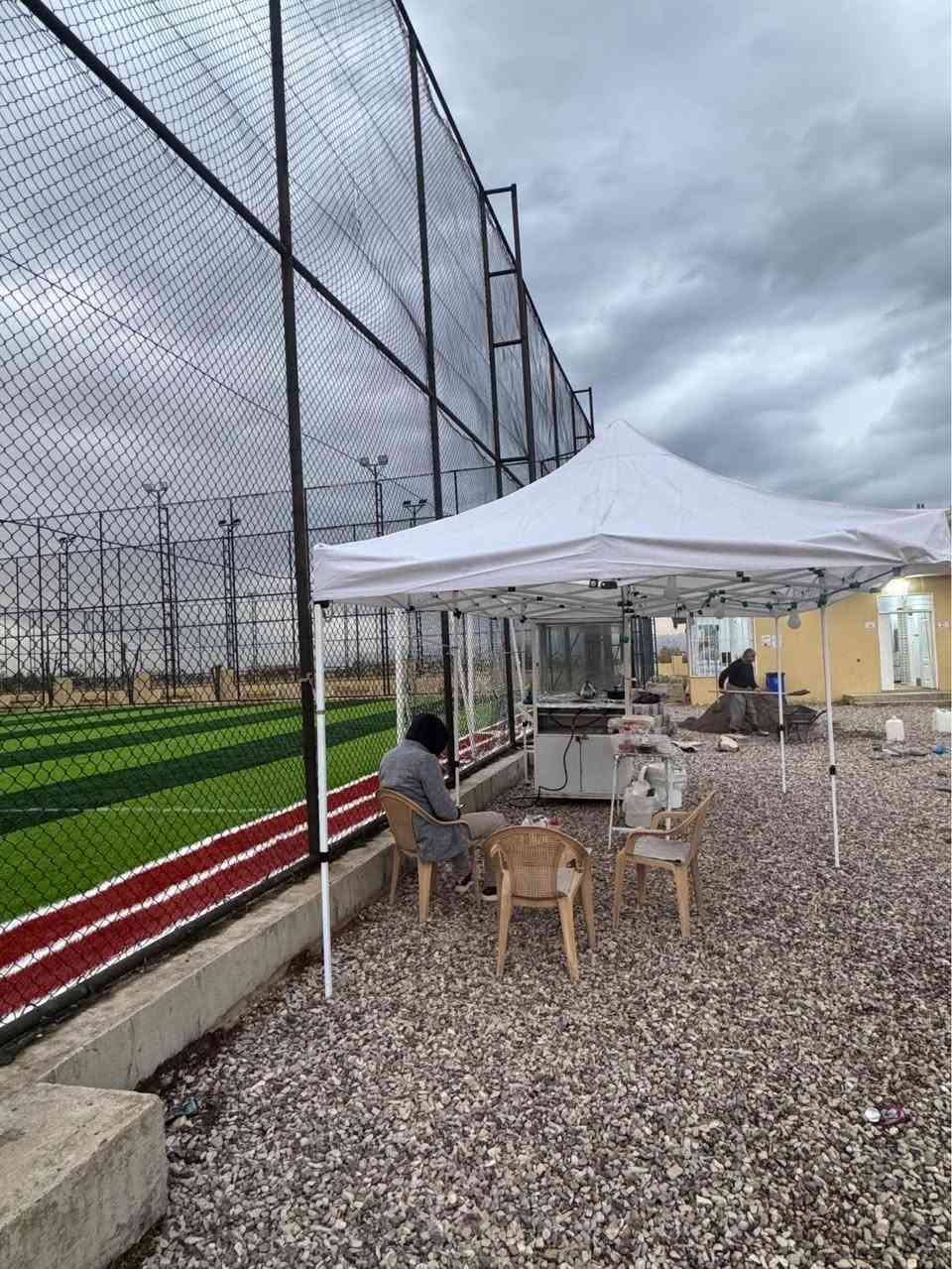 چەتر بۆ فرۆشتن 
قیاس ٣م بە ٦م 
مانگێکە بەکارهاتوە 
قاچەکانی هەموی بەرزونزم پئ ئەکرئ 
شکاوی نیە 
تەنها کەمێک لە سوچی خێمەکە دڕاوە 
نرخی ٩٠ هەزارو معامەلە
***********.WhatsApp حلبجة, السليمانية
