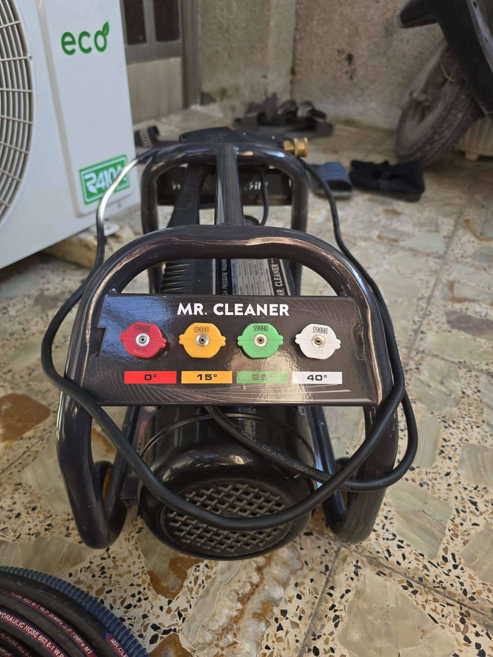 السلام عليكم 
‏فارة غسل ماركة MR. CLEANER قوة 150 بـار 
‏ الفارة قوية كلش ونضيفة استعمال قليل يمكن 5 مرات غسلت بيها سيارة تجي ارميجر وضاغطة اصلي وملف نحاس بالكامل وصوندة 15 متر اصلية تتحمل فوك 150 بـار وبعد مواصفات حكتبهن جوه 
‏السعر 190 الف ما بيها مجال وسعرها مو هواي ماخذها 260 الف من جادر الاصلي موجودة بصفحتهم تكدرون تتأكدون من سعرها
‏يتوفر توصيل بغداد ومحافظات 5 او تحب تجي البيت تاخذها مكاني بغداد الشعب شوف اليخدمك واني حاظر  متواجد خاص او واتساب *********** 
‏ ملاحظة فقط مراسلة ما اكدر اتوفر اتصال 
‏
‏ 🔹العلامة التجارية: MR. CLEANER
‏النوع: ضاغطة غسيل عالية الضغط (High Pressure Washer)
‏الموديل: MR.C180
‏سنة التصنيع: 2024
‏-------------------------------
‏🔹 المواصفات التقنية 
‏الجهد الكهربائي: 220 فولت
‏ملف: نحاس ۱۰۰%
‏التردد: 50 هرتز
‏القدرة: 3000 واط
‏القوة: 5 ونص حصان
‏الضغط الأقصى: 150 بار
‏معدل تدفق الماء: 14 لتر / دقيقة
‏سرعة المحرك: 2800 دورة/دقيقة
‏المكثف (Capacitance): 75µF / 450V
‏الوزن: 17.3 كغ
‏-----------------------------
‏🔹 فوهات الرش (4 نوزلات) 
‏    🔴 0° /  🟡 15° /  🟢 25° / ⚪ 40°
