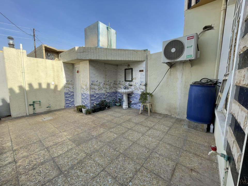 بسم الله الرحمن الرحيم 

بيت للبيع في الصقلاوية الشهداء الثانية قرب جامع عبدالقادر الكيلاني 

مساحة البيت : ١٦٠ متر
شارع : ١٢ متر

يحتوي البيت على غرفة نوم + استقبال + صالة +مطبخ + صحيات عدد ٢ 

اضافة الى ذلك بيتونة كبيرة بحجم الصالة 

بناء طابوق 

قريب على الشارع العام  
بناء حديث 

سعر الدار :  ٨٥ وقابل للتفاوض 

للتواصل : ***********
للتواصل : ***********
