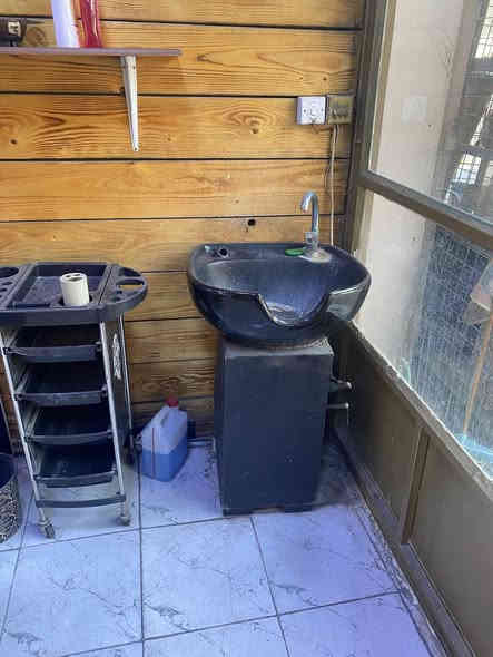 ديكور حلاقة كامل للبيع  للاستفسار ***********
كرسي حلاقة عدد 3
ميز مراية عدد 4 مع الرفوف 
ميز صغير عدد 3 
تخم قنفات 
مغسلة
