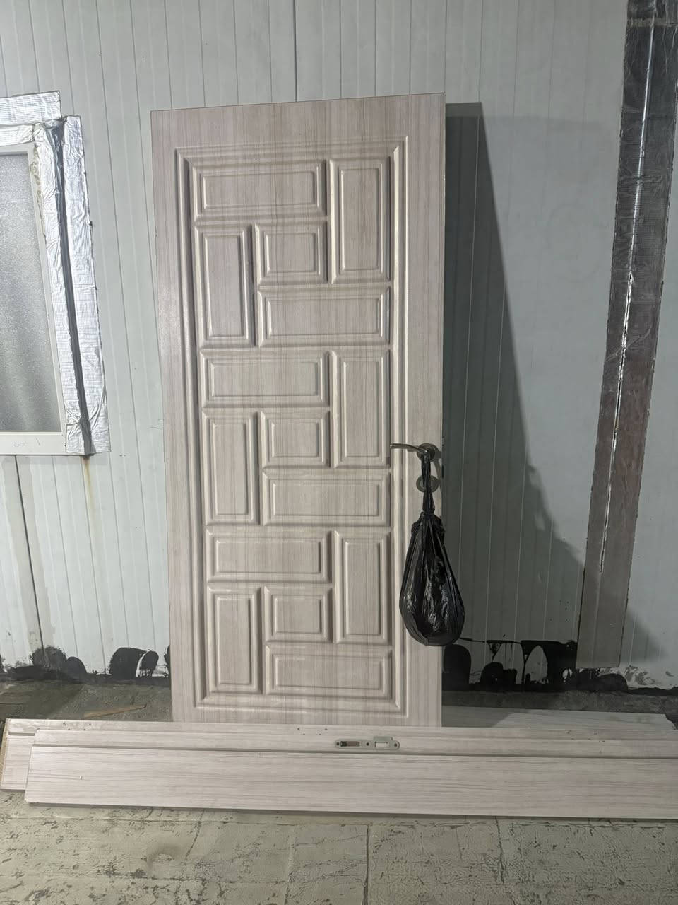 سلام عليكم باب تك واحد للبيع سعر قيم بل يرضي الله عنوان مدينة الصدر هـ***********
