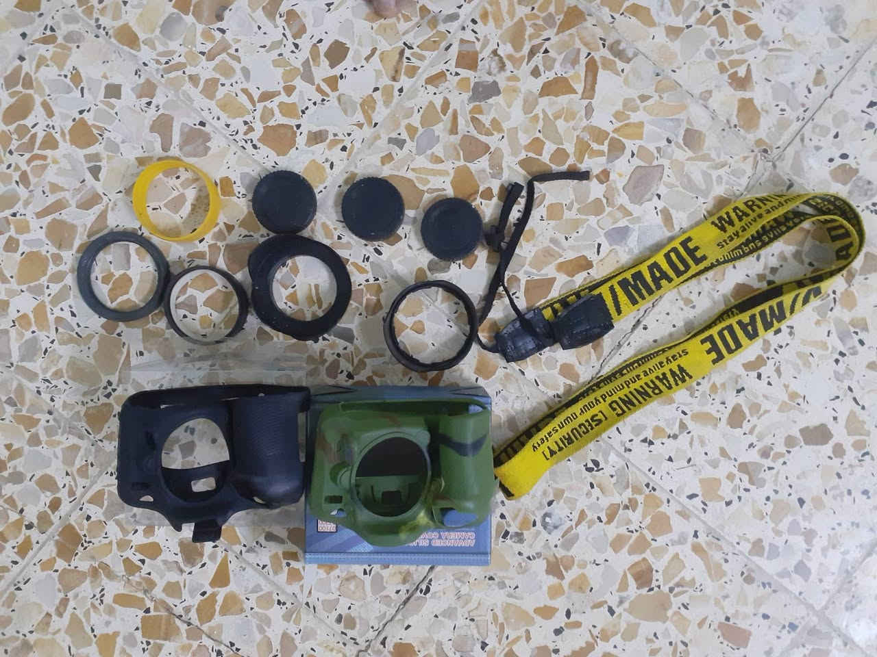 سلام عليكم شباب عندي  غراض مال D7100 ترهم على 7200 جلاتين عسكري وجلاتين اسود +هود+احزام اصفر منقش كلهن ٤٠ الف اليردهن خل يتصل على رقم *********** مكاني ديوانيه قضاء غماس
