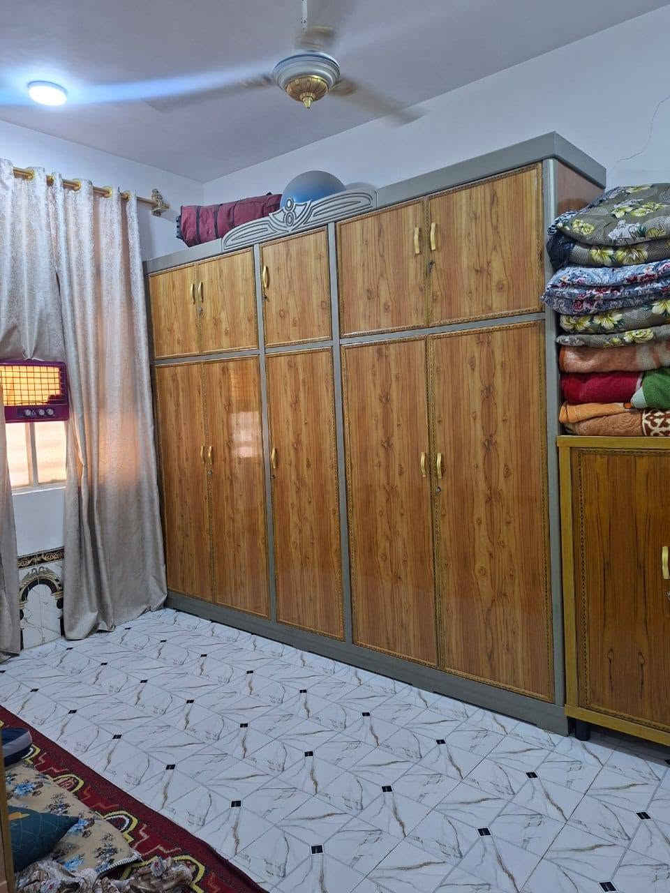 السلام عليكم 
دار للبيع ١٠٠متر البوبيات عمود ١٢٠ شارع محطه الغسل عرض الفرع ٧متر يبعد عن الامام 6كم
صب مسلح طابو زراعي سند ٢٥
متكون من
استقبال 
مطبخ
صاله
غرفه
صحيات عدد٣
بيتونه ٦امتار
السعر ٨٥ وبي مجال 
***********
***********

