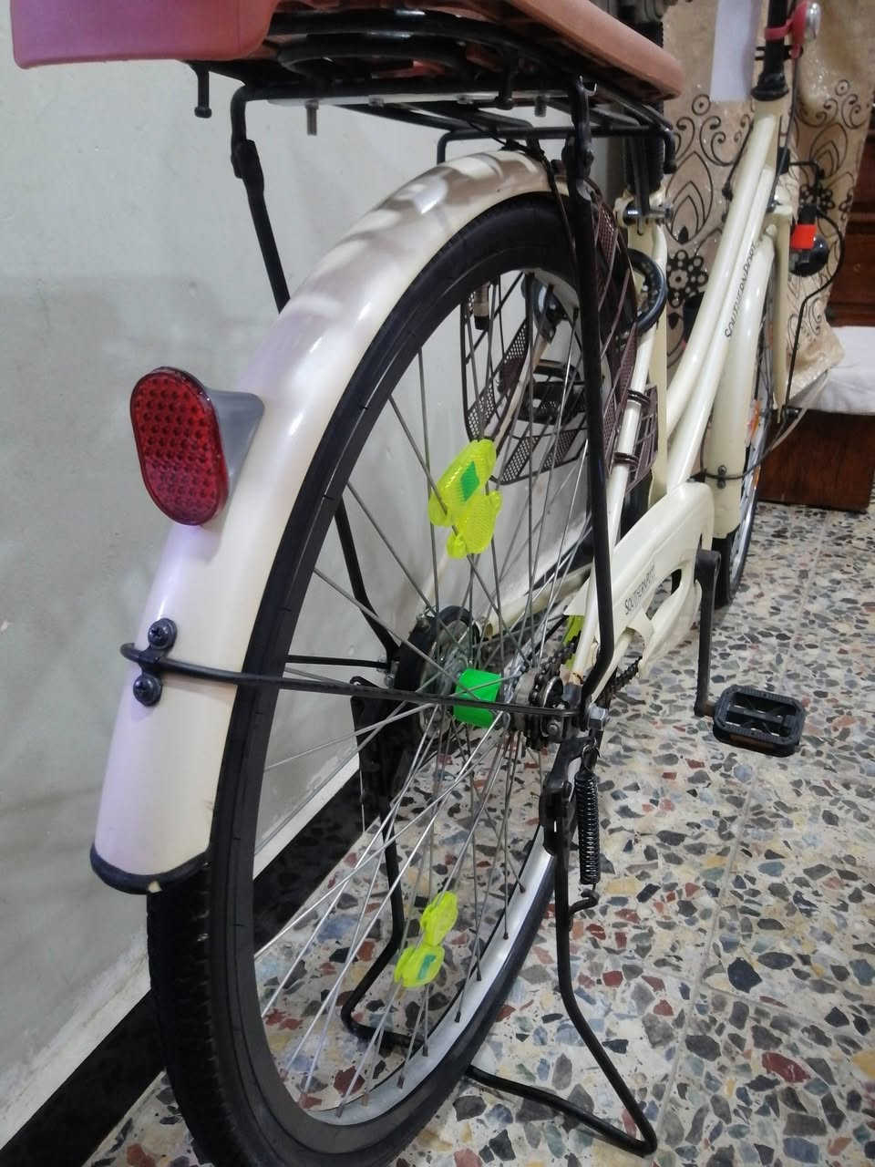 سلام عليكم بايسكل بناتي حجم٢٦ لون حليبي مميز موديل١٩ اصلي. مال حاويه كامل مكمل ماناقصه شي سعره١٢٥ وبي مجال للطيبين مكان بغداد حي اور متواجد خاص لاستفسار ***********
