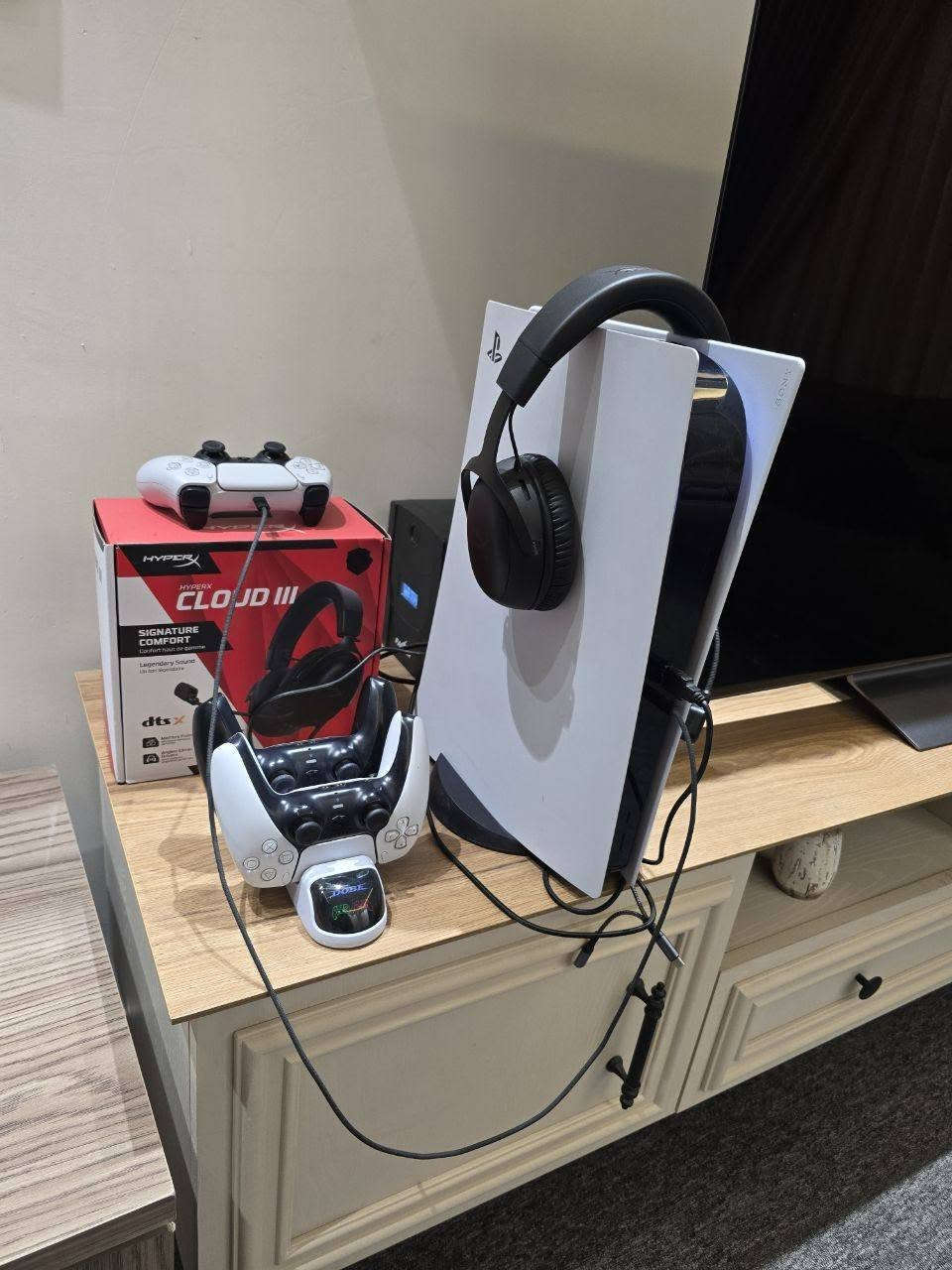 سلام عليكم بلي فايف للبيع 

ذاكرت البلي 1825  هوه يجي ذاكرته 825 واني ضايفله جهاز هارد 1 تيره وصيت عليه من امزون سعر الهارد وحده 170 الف 

1 البلي ويا سماعه هايبركس كلاود 3 
2 جوستكات عدد 3 
3  ويوبي اس حجم 3500  
4 ويا شاشه ips اسوس 120 فريم فول HD
5  حساب بي اكثر من 50 لعبه مملوكه دائميه 

1 مودرن ويرفر 3 
2 بلاك اوبس 6
3 جي تي اي 5
4 بتل فيلد 6 
5 بتلف فيلد v 
6 بتل فيلد 1
7 فورزا هورايزون 5 
8 فيفا 25
9 مودرن كومبات X
10 رزنت ايفل 7
11 رزنت ايفل 8 
12 كودفور 5 
13 ريدد ردمشن 2 
14 بتل فيلد 2042
15 بتل فيلد 4 
16 رزنت ايفل 13 
وبعد بي هواي العاب ما ذكرهن  وجميع الالعاب مملوكه ودائميه 
وشتراك اونلاي الفاخر سنوي اتوقع بقي بي 5 اشهور 

لفل الحساب 247  بي 24 تاج بلاتينيوم حساب متعوب عليه من 2016

البلي مع الشاشه مع الحساب ومع اليو بي اس ومعه الجوستكات  وجميع ملحقاته  

سعر : مليون و 100
مكاني : كربلاء طويريج 
رقم الهاتف : ***********
