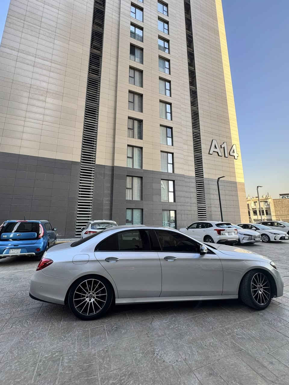 للبيع  مرسيدس e300    2017   بسعر مناسب  
سيارة عليها كت Amg 
وارد امريكي صبغ  بنيد فقط  وبيها  كم رصعة   بسيطة   بالكشر  خفيفات  السيارة تجي  فول  شاشة  متصلة   
جاهزة مابيها نقص  من ناحية  كير  محرك   تخم تاير  جديد   صدرها نظيف  خير من الله     رقم بغداد   تحويل مباشر  
مكانها  اليرموك او زيونة   سعرها 205   ورقة    و اعتقد  مناسبة  بالنسبة  لموديلها  ونظافتها   وهذا رقمي ***********

