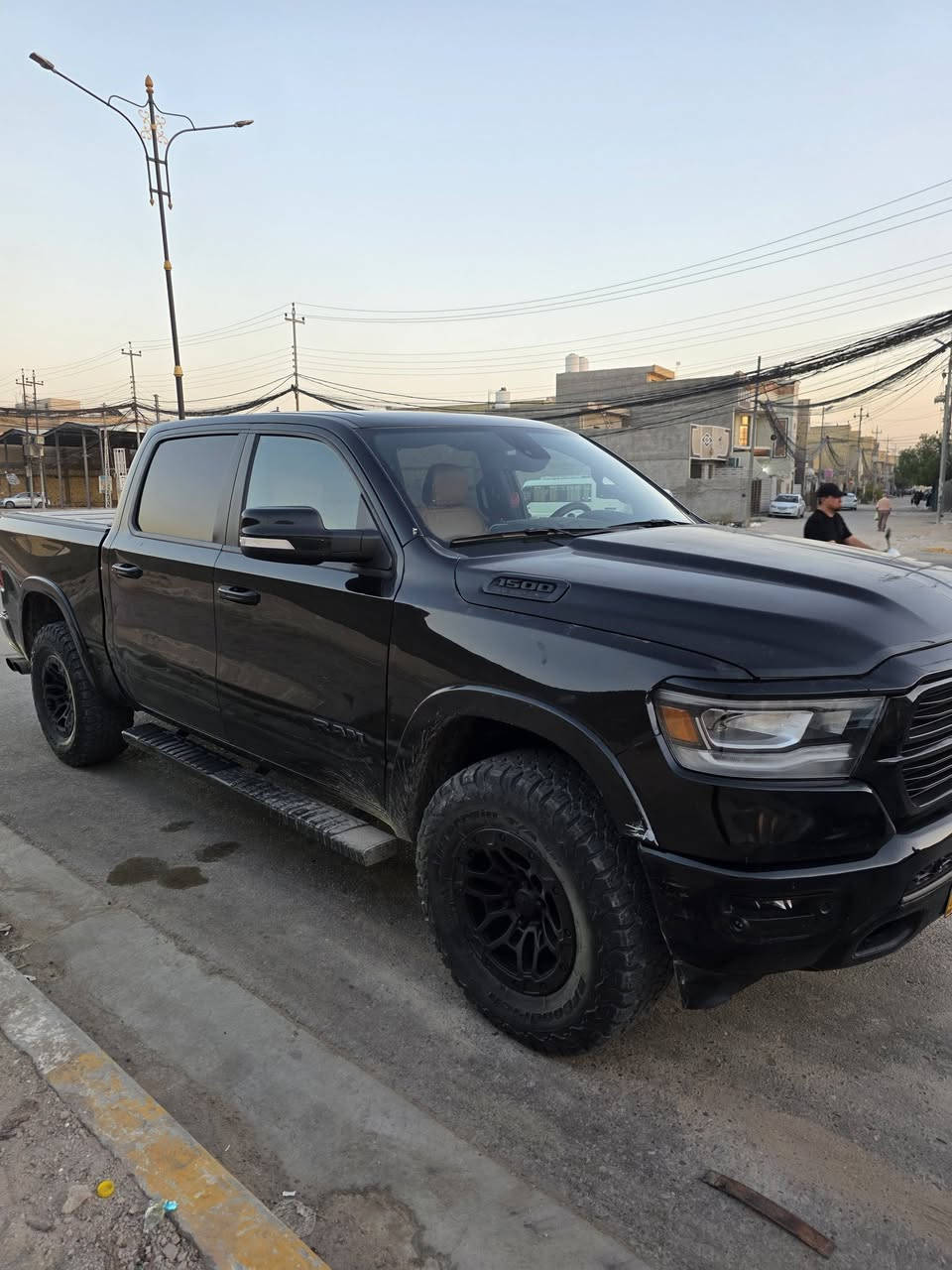 دوج رام RAM REBEL
سنة الصنع: 2020 دخول سنة ٢٠٢٠
المحرك:  سلندر 6 تون تيربو 
ناقل الحركة: اتوماتيك
عدد الميال155الف km
صورة الضرر مرفقه مع المنشور
———————————————
مواصفات:
عدادات الكترونية
شاشة كبيرة
امكانية تعديل ارتفاع دواسات البنزين والبريك
مقاعد كهرباء و خزن
تشغل عن بعد
مثبت سرعةً
مقاعد تدفئة
داخل سيارة اسود و مشمشي 🔴
ستيرن تدفئة
كاميرا خلفي
مقاعد جلد
المرآة كهرباء و وتضليل ٨٠ بل سنويه 
نظام دفع رباعي او تو ويل
ضواء زنون اضائة ليد LED
سمعات البين
قياس الاطارات 20 إنش
غطاء بودي
———————————————
سيارة جاهزة من الهزة والتحويل
السعر :: 250  وبي مجال بسيط
 
—————————————
***********
***********

