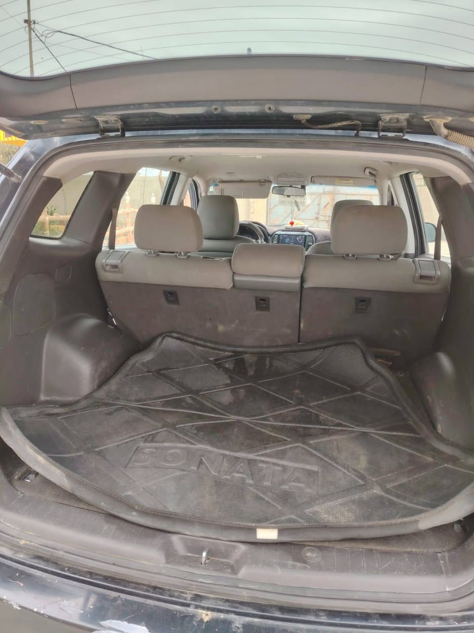 السلام عليكم.... عيدكم مبارك 
سنتافي 2010 رقم دولي ب اسمي 
ضررها جاملق وبوند مبدل اصلي+ قبق صندوق بي صبغ 
طخم تاير جديد + طخم امامي وخلفي جديد 
سيارة خير من الله 
للاستفسار على الرقم غير متواجد على الفيس 
***********
