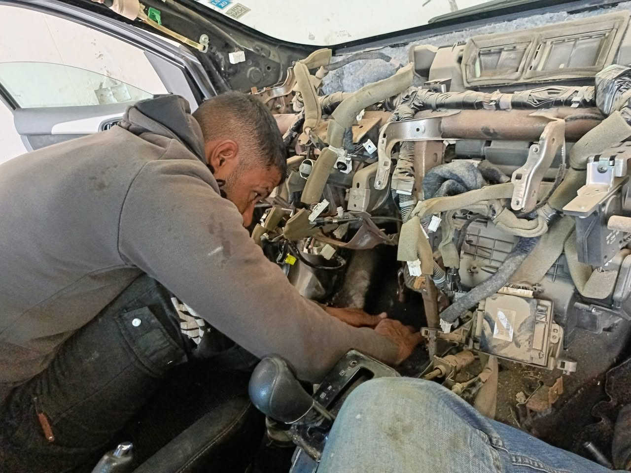 السلام عليكم بفضل الله جانب من  اعمالنا❄️🇦​/🇨​❄️🚘
🥶خلي صيفك ثلج 🥶
#فتح دشبول كافة انواع السيارات بدقه عاليه بدون خدش وضرر بضمان الفتح وشد🚘💯
✅مع ضمان لمدة سنه بلفريز مقدمه من قبل ورشتنا ☑ 💯🔥
#فحص الليك باحدث الاجهزه✅
شحن الغاز حسب الكمية المثبتة من الشركة المصنعة
#ادوات تبريد كافة انواع السيارات مستخدم جديد 
 #غاز كوري🇰🇷 / فرنسي 🇫🇷  / ايطالي 🇮🇹
شحن غاز 🇷​134🇦​+شحن غاز 1234🇾​🇫​
💯ملاحظه_متواجدين_كل_ايام_الأسبوع 
جهاز خاص لشحن الغاز     
تنظيف منضومة التبريد بأحدث المنظفات التبريد العنوان ناحية الزاب قرية الصباغية داخل غسل علا درب اليمرون بين الصباغية وشميط
هـ*********** هـ***********
