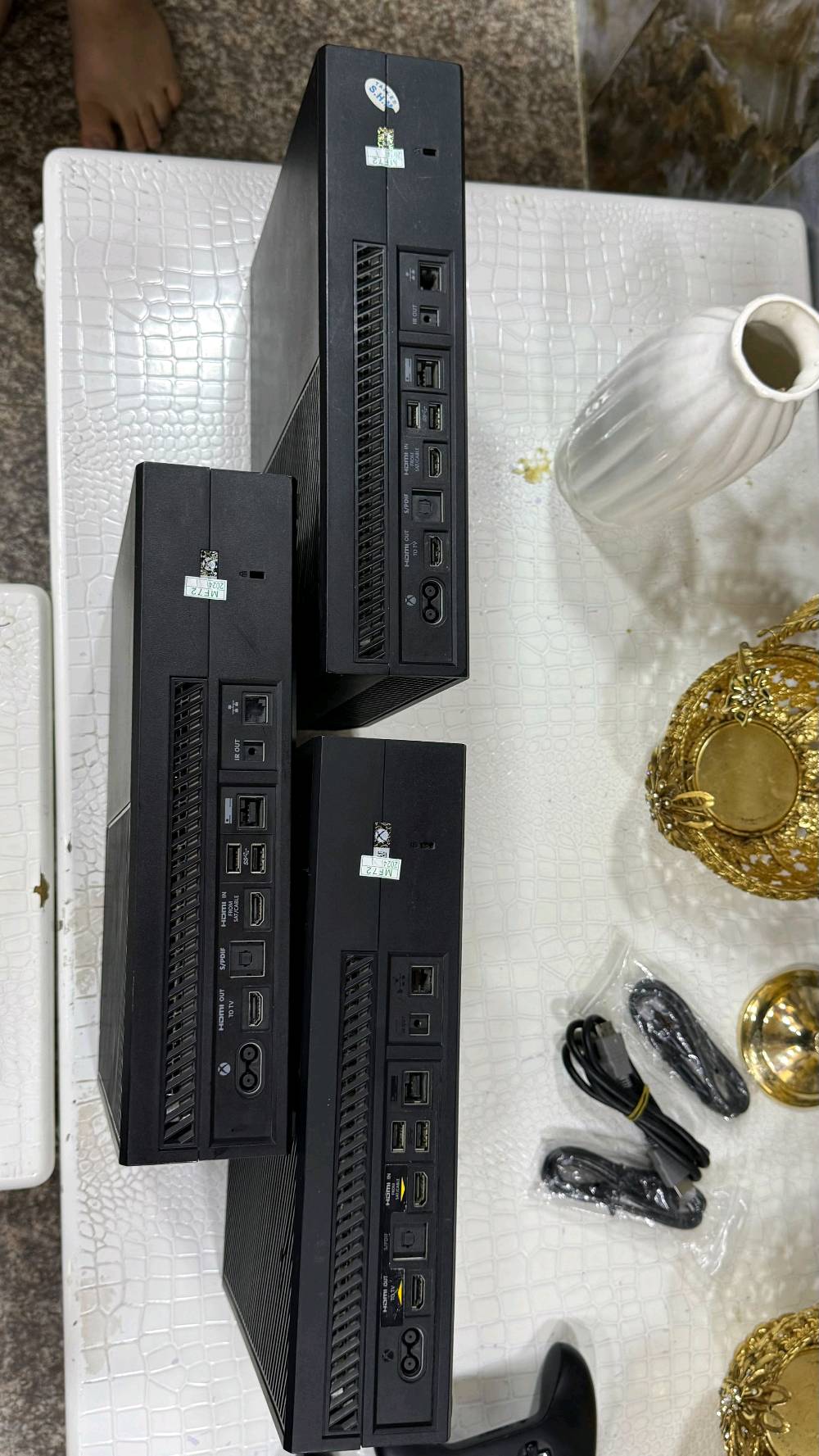 اكس بوكس وان فات 
لوك ستيكر 
نص تيرا 500g
تلث قطع بآلة 
 يجي وياة اليدة الأصلية و الكيبلات 
متوفر توصيل لكل العراق 
سعر الجهاز مع الكيم باس 135
بدون كيم باس 130
تواصل واتس ***********