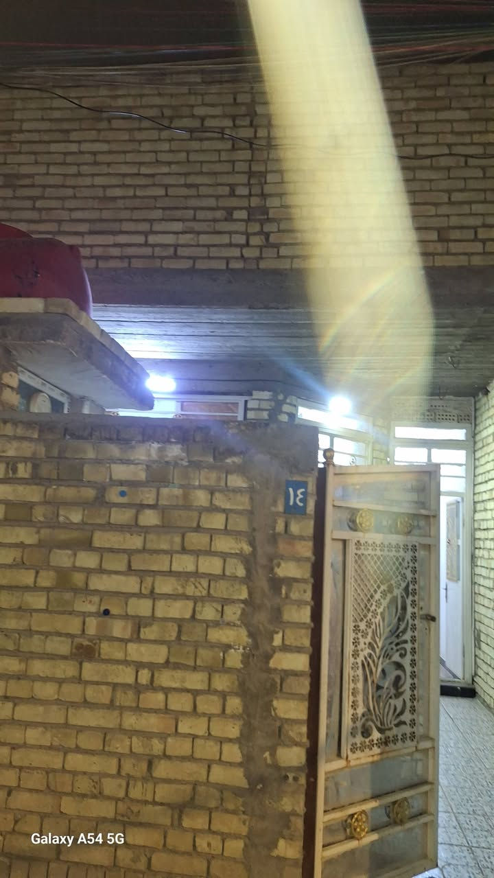 بيت١٠٠ متر حي المهندسين قرب سيطره الشعب طابق ونص ***********
