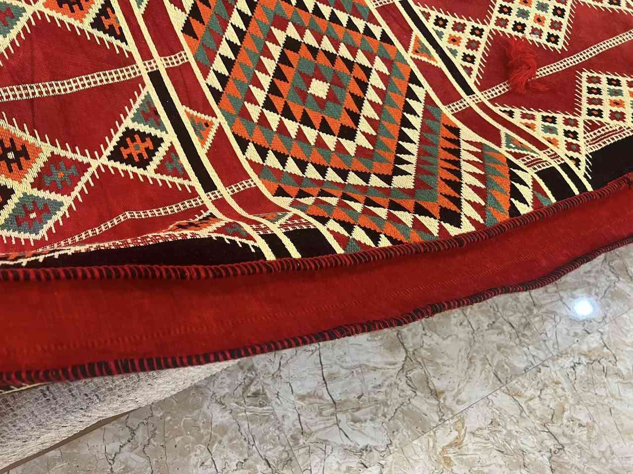 كعده عربيه رمضانيه دوشك واحد مع 4 كوشات كبار 
صوف الاصلي صناعه سوريه كلش ثكيله ومابيها اي عيب سعرها 35 الف والقطع كلها تشتغل ع الوجهين
مكاني اليرموك


**إذا كنت صاحب هذا الإعلان وتريد حذفه لأي سبب، رجاءا أرسل رسالة إلى الدعم الفني**