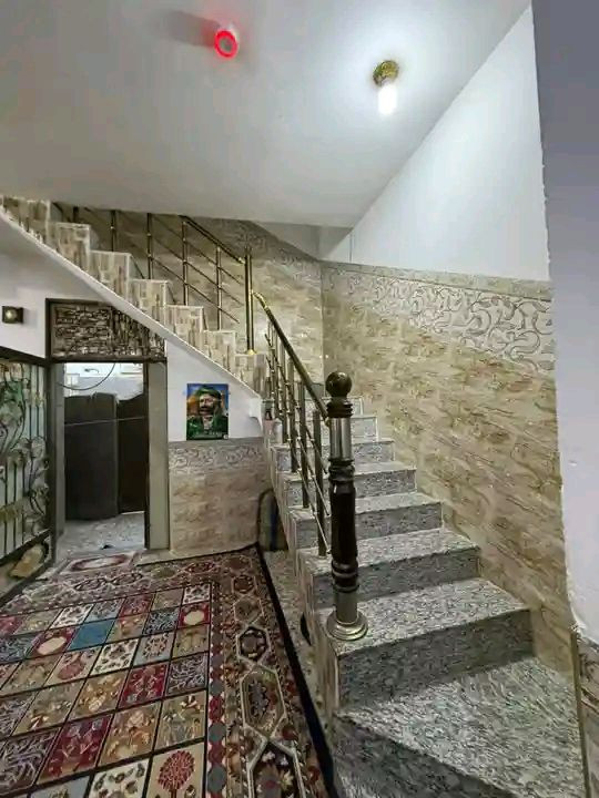 اعلان 
بيت بالشرجي  مساحه 150 م
الواجهه 14. ونزال 11
 مقابيل. مطعم شاطى الفرات 
يتكون من طابقين 
ط 1 يتكون من غرفتين وصاله ومطبخ واستقبال 
وصحيات داخليه وخارجيه 
ط2  يتكون من غرفتين وصاله وصحيات 

بسعر 140 مع المجال 
 تفاصيل اكثر مراجعه مكتب الساعي للعقار
او الاتصال بالارقام التاليه 
***********
***********
***********
 عنوان المكتب سايدين حي الشرطه مقابيل اسواق ريتاج 🧿
