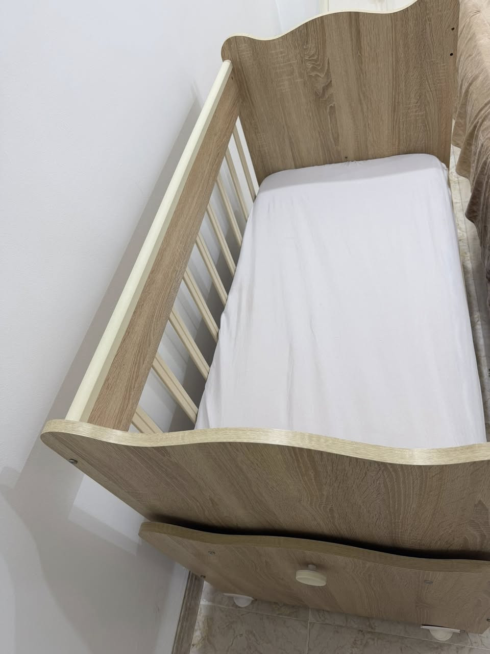 سرير للبيع لحد عمر 6سنوات يصير متحرك وثابت مع دوشك قليل مستعمل الي شراي يخابر هذا رقم *********** عنوانه كركوك
