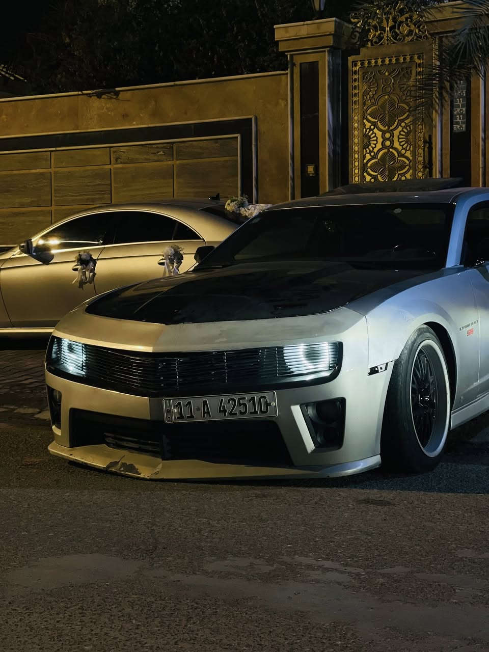 السلام عليكم
كمارو 2010 6200cc 2SS 

الحادث # كلين 

السياره مابيها ولا قطرة صبغ 

بنيد مبدل فقط 

لتقارنوها بلمهجومات والأحزام والعام 

السياره بدون قطرة صبغ 

المواصفات والإضافات العليها 

1- فتحه (سلايد روف)

2- سستم صوت 🔊 BOSTN

3- كشنات كهرباء 

4- عليها شوته KN 

5- هدرز دوك ثرولي لونك تيوب 

6- دبات HT POWER اطفي وتشغل براحتك 

7- دواسات جانبية

8- عليها وياله اصليه تو سايز 

9- تخم تاير جديد 

10- تحكم ستيرن 

11- داخل جلد احمر واسودّ ستوني مدوشمهن 

12- جناح خلفي 

13- دعاميه ZL1 

14- 4 كيجات 

15- الكير مزود بحشوة ZPACK 

16- رقم بغداد مشروع وطني تحويل ثاني يوم 

17- عليها شباك مموجود بلعراق كله 😂🤍

السياره من انضف وأحلى الكماروات بموديلها 

السياره نضيفه جداً وعليها ادامه كامله من فلاتر ودهن وبانزين كله محسن مشامه العادي السياره 

مكاني كربلاء 
سونار السياره موجود 

***********

***********
