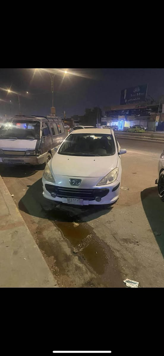 بيجو لبيع موديل 2006 
سعرها 47 
*********** كربلاء, العراق
