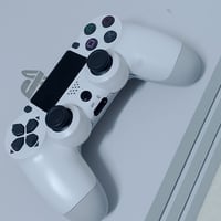 بلاي 4 برو • مهكر • ابيض