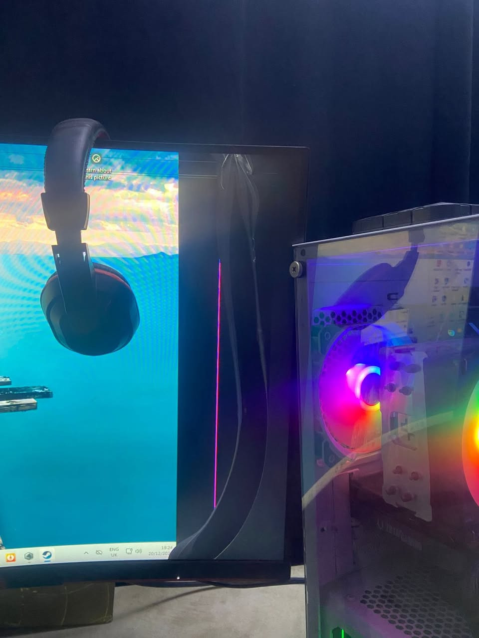 المعالج: Intel®️ Core™️ i5-12400F (الجيل 12)
• عدد الأنوية / الخيوط: 6 أنوية / 12 خيط
 • التردد: 2.50 GHz
 • كرت الشاشة: NVIDIA®️ GeForce RTX™️ 4060
 • ذاكرة كرت الشاشة: 8 GB VRAM
 • DirectX: يدعم DirectX 12 Ultimate
 • الذاكرة العشوائية: 16 GB RAM
 • سرعة الرام: 2400 MT/s
 • التخزين: 1.40 TB
 • اللوحة الأم: ASUS
 • نظام التشغيل: Windows 11 Pro
 • بنية النظام: 64-bit
مساحة التغزين : 2360
شاشه بيها ضربه عل جها اليمنه 
سعر جهاز مليون و بي مجال
‭0773 818 8045
