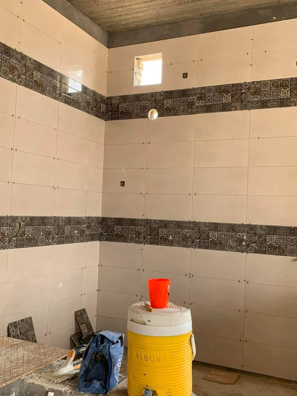 خلفه +كادر كافة أعمال السيراميك 
***********
