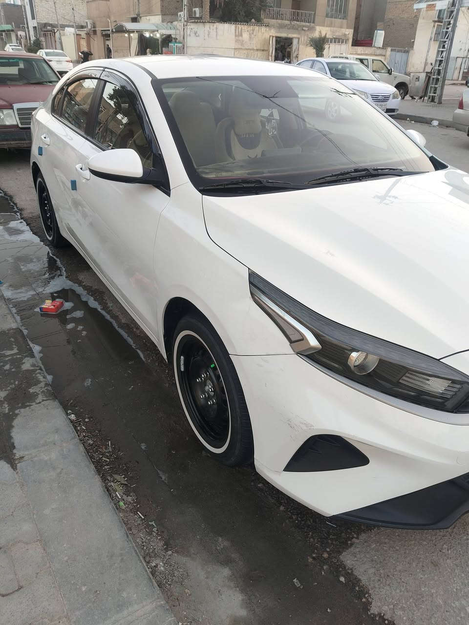 السلام عليكم سيراتو موديل 22 للبيع رقم اربيل دولي مكفوله من ضربه وصبغ والسونار موجود بالصور مواصفات تبريد قطعتين داخل بيجي شاشه وكامرة لد امامي مكينه وكير وحداديه خير من الله سعرها 155 وبيها مجال السيارة عليها غرامه بأربيل 6 اوراق تنزل من سعر السيارة مكانها نجف للاتصال ***********
