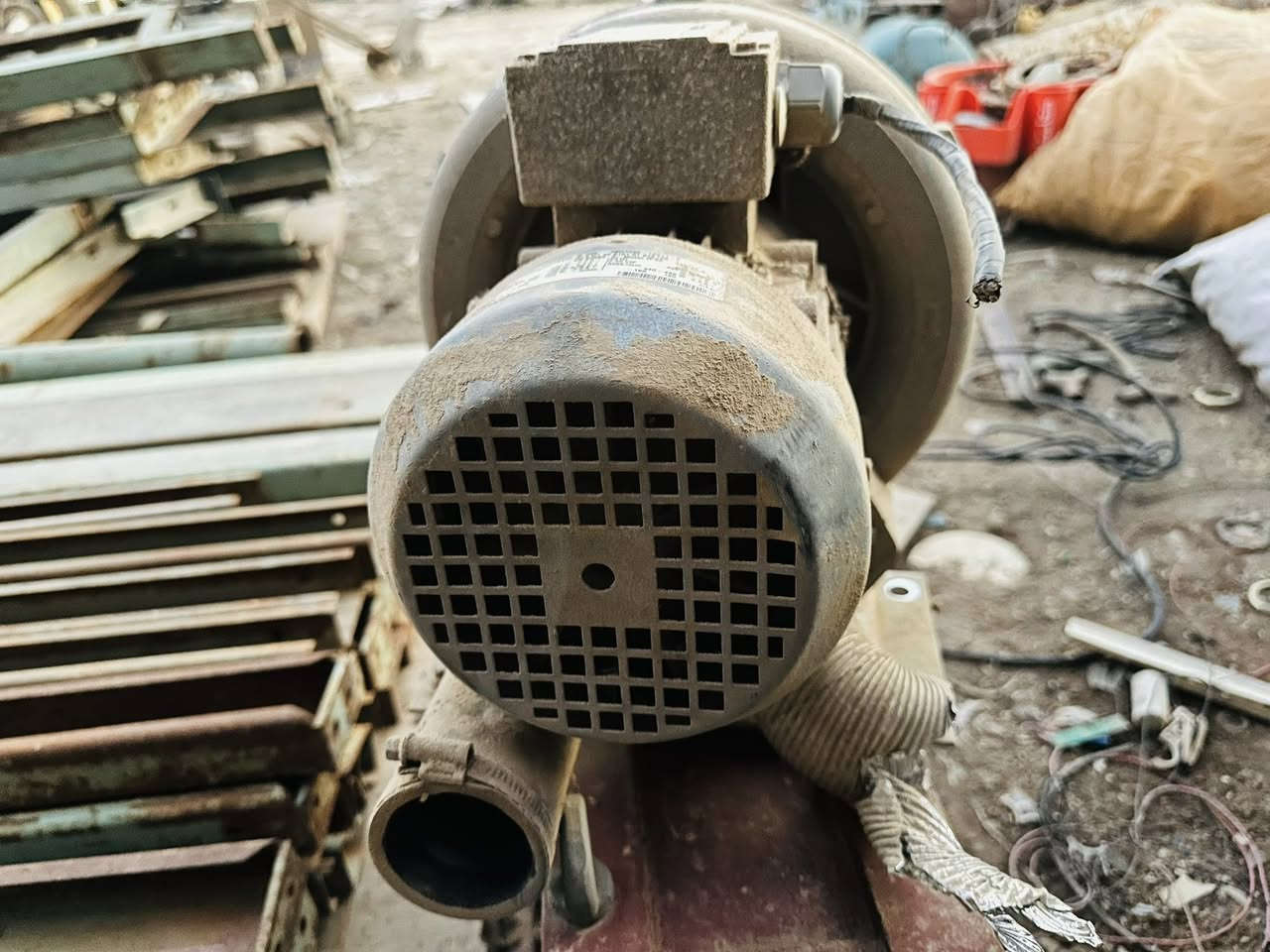 هذا الجهاز هو Miele Professional G 7825، وهو ليس غسالة أطباق منزلية عادية، بل هو جهاز تعقيم وغسيل مختبري وطبي ذو سعة كبيرة، يستخدم في المستشفيات والمختبرات لتعقيم الأدوات الزجاجية والطبية.
بناءً على حالة الجهاز في الصور (يبدو مستعملاً وقديم نسبياً)، إليك تفاصيل الأسعار التقريبية عالمياً وفي السوق العراقي:
1. السعر بالدولار (USD)
• سعر الجهاز جديد: يتراوح بين 25,000$ إلى 32,000$ (حسب الملحقات ونظام التجفيف).
الي يفيده بسعر مناسب👇🏼
الي يريد يستفاد من باوراته ووو مكاني بغداد


**إذا كنت صاحب هذا الإعلان وتريد حذفه لأي سبب، رجاءا أرسل رسالة إلى الدعم الفني**