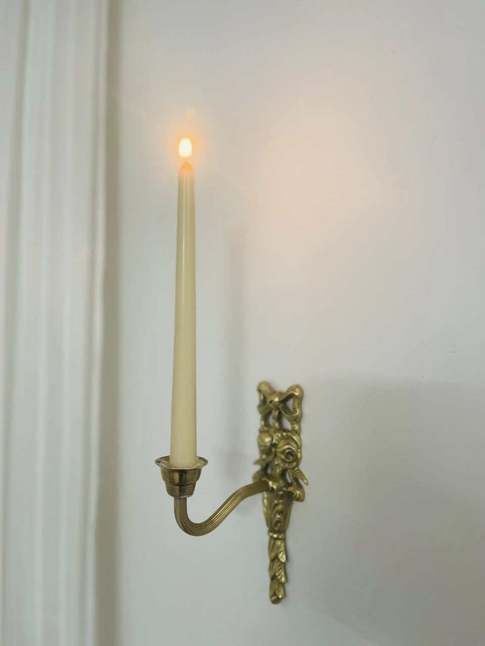 الأناقة في أبهى صورها.. حيث يلتقي النور باللون ✨
اجمع بين كلاسيكية التصميم وهدوء اللون مع مجموعتنا الجديدة من الشموع الطويلة. صُممت لتكون القطعة المركزية التي تمنح زوايا منزلك لمسة ملكية لا تُنسى.
لماذا هذه الشمعة هي اختيارك الأمثل؟
• لون عاجي (Ivory) ساحر: اخترنا لك درجة العاجي الدافئة، اللون الذي يمتص الضوء ليعطيك وهجاً ناعماً يبعث السكينة، ويتناغم بذكاء مع القطع النحاسية والخشبية.
• تصميم انسيابي رفيع: قوام رشيق يرتفع بأناقة ليناسب أرقى أنواع الشمعدانات الجدارية والطاولات.
• دفء كلاسيكي: يضفي لمسة "الأنتيك" الفاخرة على ديكور منزلك، ويحول الممرات العادية إلى رواق من الهدوء


**إذا كنت صاحب هذا الإعلان وتريد حذفه لأي سبب، رجاءا أرسل رسالة إلى الدعم الفني**