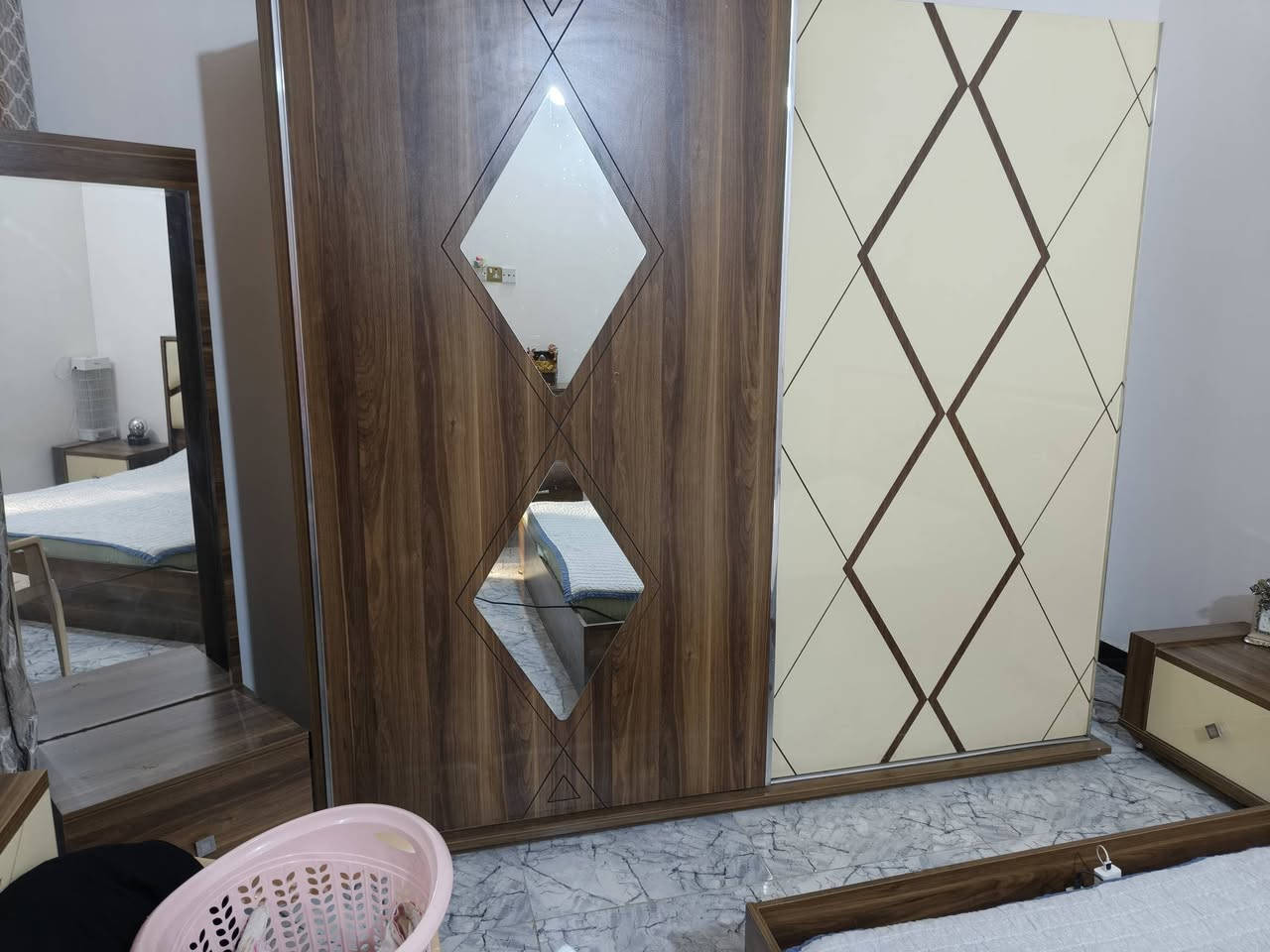 غرف لبيع سعر٦٠٠ وبيه مجال رقم ***********
