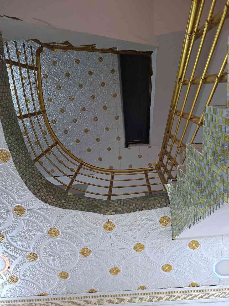 سلام عليكم خوان بيت البيع المساحه 100بكان البيت حي الغدير قرب لفلكه ***********
