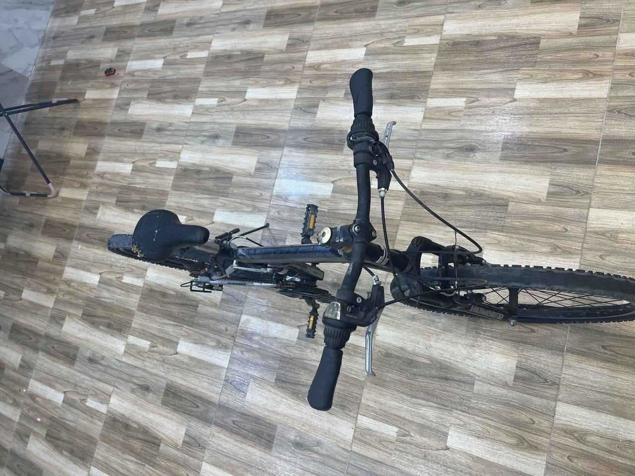 🚲 بايسكل هامر (HUMMER) جبلي أصلي للبيع 🚲
الميزة: قابل للطي (طواية) ومزود بدبلات أمامية وخلفية لراحة تامة.
الحجم: 26
 * السعر: 105,000 دينار (وقابل للتفاوض البسيط).
 * للتواصل: ***********
*المواقع: حي الجزائر/مقابل اطفائية الجزائر.
