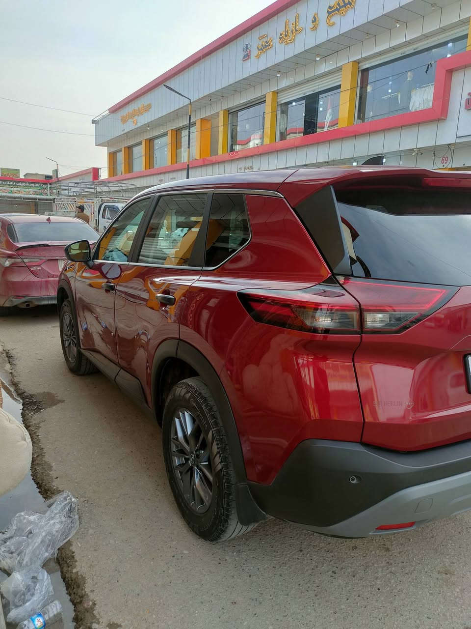 اسلام عليكم سياره للبيع  نيسان روج موديل 23 بيه ضرر البونيد السياره حره راعيه الشرعي موجود تحويل ثاني يوم السياره شرط  كير محرك صدر تايرات رقم *********** ملاحضه مراوس بكورلا  حسب القناعه
