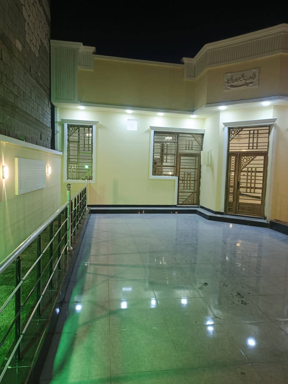 السلام عليكم واسعد الله اوقاتكم
***********
يتوفر بيت للبيع  
سعر بلاش 
#طابو ملك صرف زراعي عراقي سند 25 
مساحة البناء 300 م
يحتوي البيت على 
 3غرف 
ديوان 
مطبخ
صاله 
صحيات داخلي وخارجي
كراج سياره
حدايق
#البناءجديد 2026 درجه اولى وجاهز من كلشي  منطقه
 هدوئ ومتوفر بيها جميع  
 الخدمات ماء كهرباء مدارس قريبه مستوصف سوك كافة الخدمات متوفره

البيت فارق وجاهز للسكن

#العنوان : بصره ابي الخصيب حي العسكري قرب المحكمه الجديده
( السعر  128 وبي مجال )
***********
