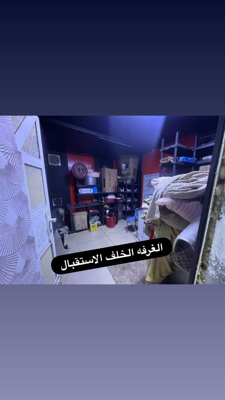 بيت في شارع المحكمه ذات السلاسل قرب مستوصف الرحمانيه مقابل مقر السرايا وساحه المشتل مساحة البيت كبيره 📌 بيت شغل صحيح قمريات وسندويج وغرف عكاده كامله بواري الماء ٤ انج مجاري معزوله كاشي من الزين المتر مالته ب ١٠ مرتب ترتيب جديد وبلواقع احلى 
*********** للبيع
