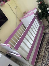 سرير اطفال للبيع بسعر مناسب مع الدوشك الطبي،نظيف جذا سعره ٧٥ الف،زيونه...