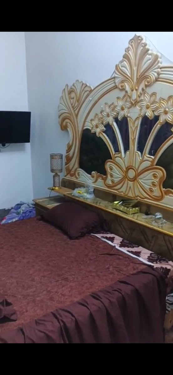 غرفه اخشاب للبيع مستخدمه شى بسيط السعر ٦٠٠وابيه مجال ***********
