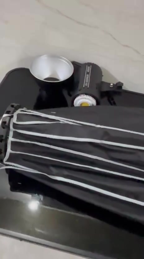 سوفت بوكس  3 انواع اضاءة (ابيض/ثلجي/شمسي )اضاءة استوديو LED نوع COB موديل KY_BK0929
سوفت بوكس دائري /اسطواني قابل للتركيب لتنعيم الاضاءة مع قاعده تثبيت على حامل الاضاءة 
يستخدم لتصوير البرامج والمقابلات والبودكاست وتصوير المنتجات وللبث المباشر 
مميزاته 
ضوء مستمر وليس فلاش 
يعطي اضاءة قوية نسبياً مع استهلاك كهرباء منخفض 
عند تركيب السوفت بوكس تصبح الاضاءة ناعمه ومناسبه للوجوه
*********** مكاني نجف

