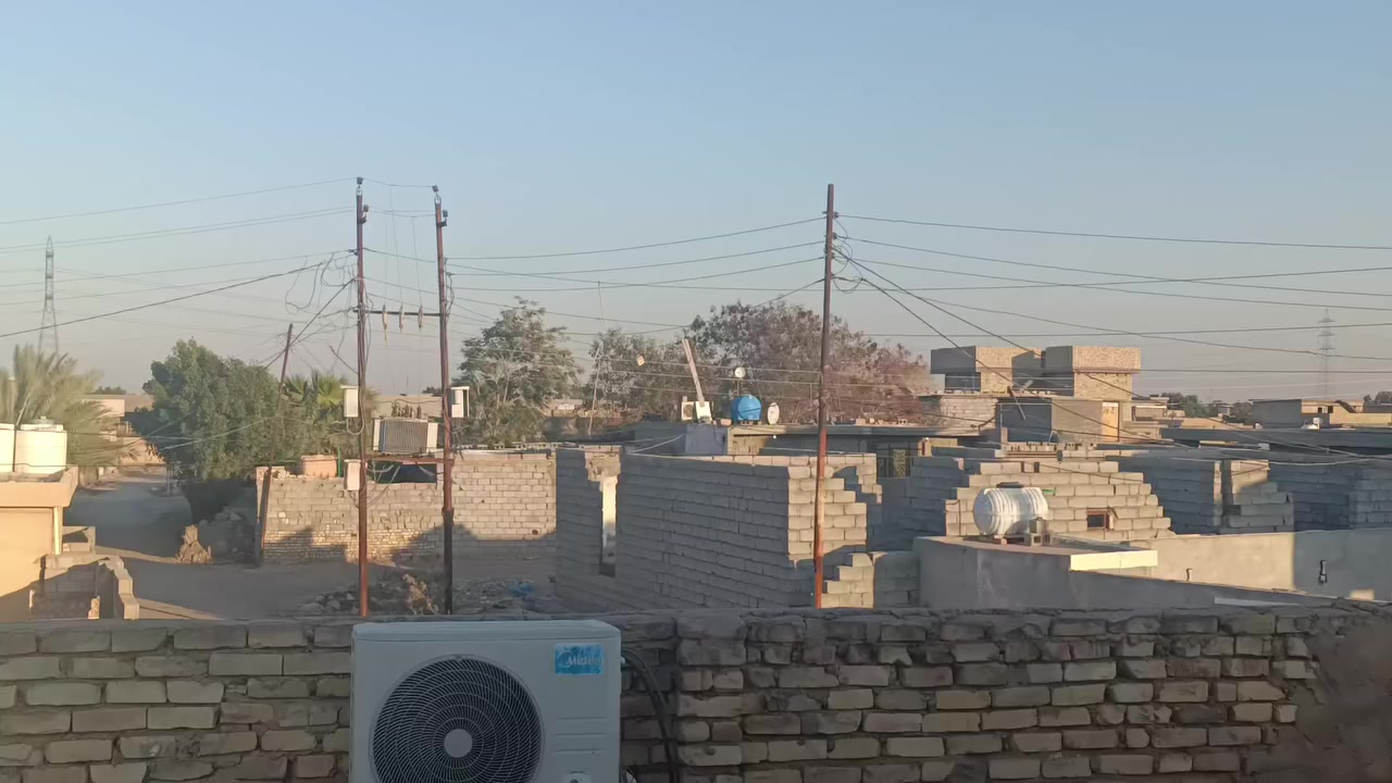 سلام عليكم يوجد قطعة ارض للبيع المساحة الكلية 600م مع بيت كبير يحتوي على تلث غرف نوم كبار واستقبال كبير صالة حمام مطبخ خارجي حمام خارجي جنس الأرض زراعي عقد 17 منطقة سكنية ويوجد كافة الخدمات ماء كهرباء طريق مولدة سحب سوق العنوان بغداد _تاجي _ قرب من مطعم خيرات الرحمن سوق تاجي اقرب نقطة دالة مدرسة السرور 
الواتساب ***********_***********
