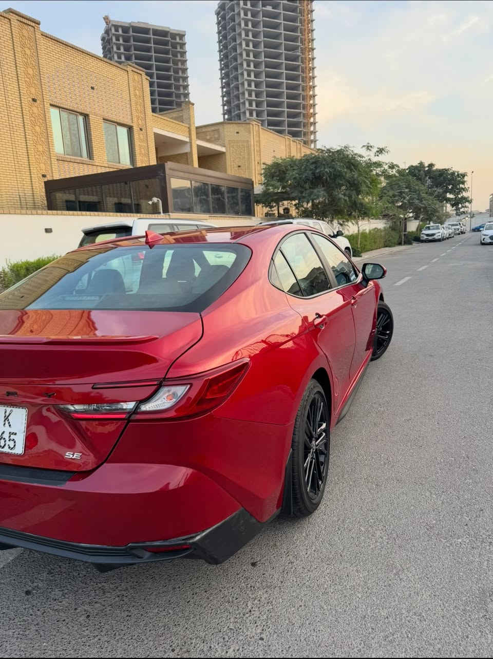 كامري هايبرد ٢٠٢٥ للبيع مواصفات SE بلاك ادشن 
السيارة نظيفة جداً ماشيه ١١ الف ميل نص فول ، بصمة وشاشه وكاميرة ورادار امامي وتوقف ذاتي وتحديد مسار وحساسات جانبيه بالمري وشاحن وايرلس وتحكم ستيرن جهتين وشفتات بالستيرن و ٣ وضعيات قيادة وكراسي جلد وكهرباء وقطعتين تبريد وبلوجكترات اماميه محرك ٢٥٠٠ و ٤ سلندر  السيارة بدون صبغ بدون ايرباك حادثها جاملغ خلفي وحافة الصندوق راجعات بارد ونص الدعاميه صبغ فقط ، السيارة بأسمي مكانها بغداد / حي العدل 
السعر ٢٣٣ وبيها مجال للاتصال ***********
